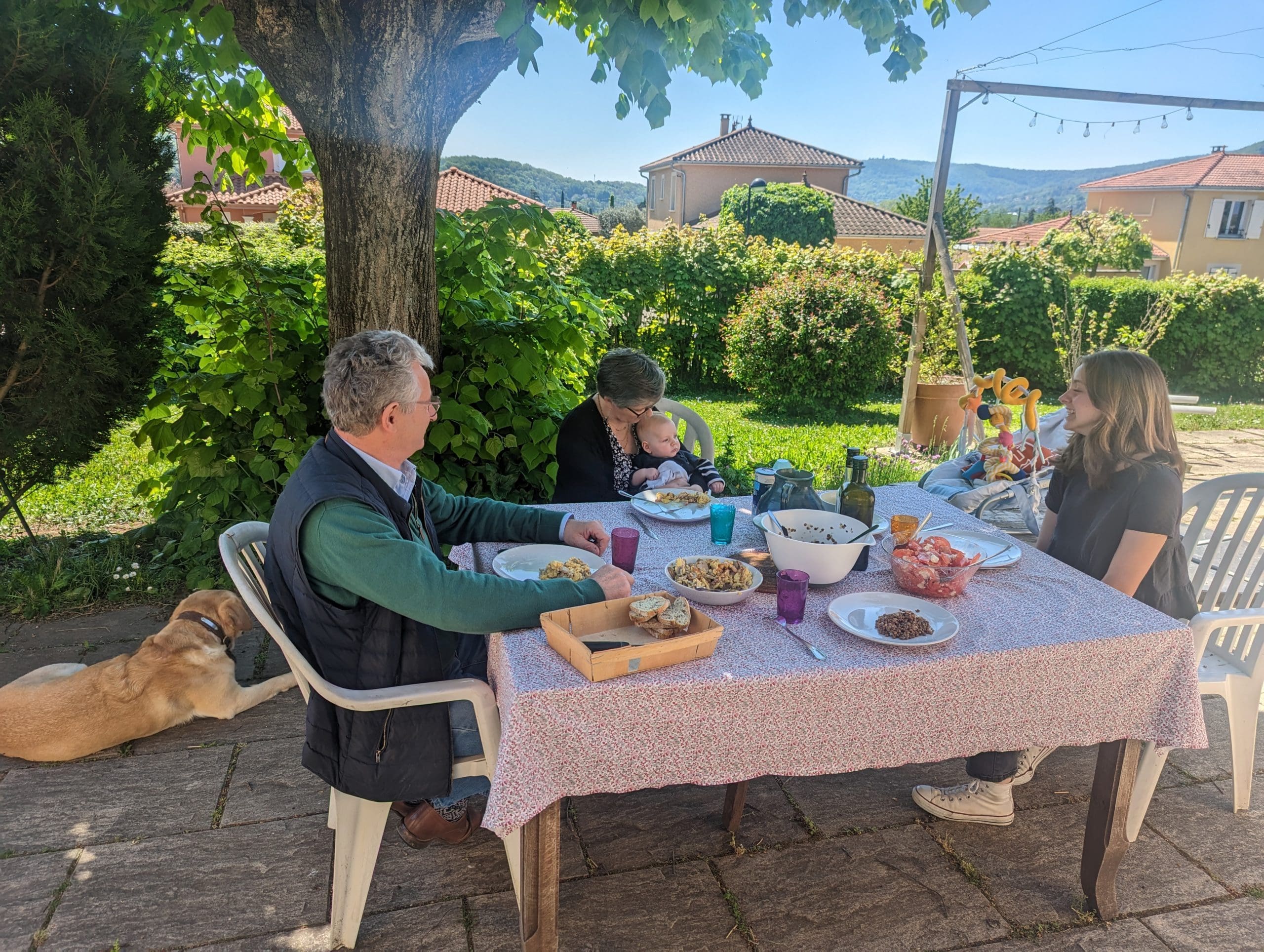 L'équipe CréaDOp déjeune en extérieur pour profiter du beau temps